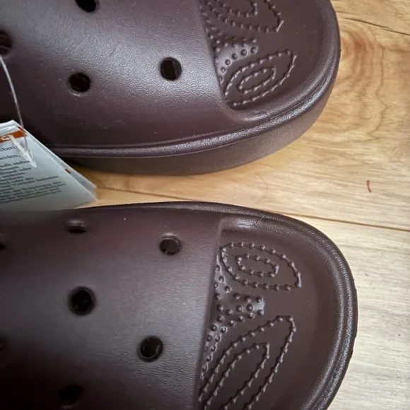 NWT brown crocs. Size 7 - Picture 3 of 5